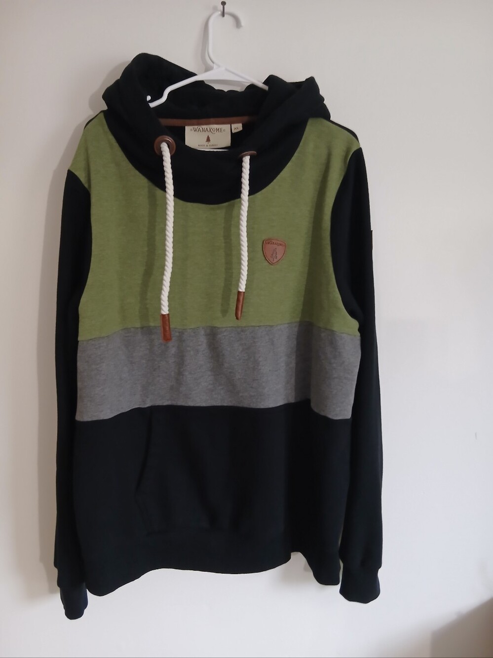 Wanakome Men’s Colorblock Hooded Sweatshirt in Black, Olive & Gray